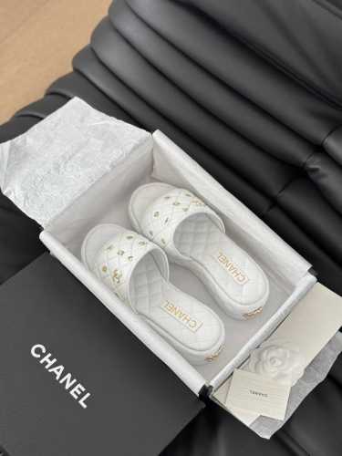 chanel 24P新款厚底坡跟拖鞋 菱格厚底松糕凉鞋 夏天一定要入的拖鞋系列 可文艺可时髦 穿搭率实在太高了 厚底在拉长腿方面真的Yyds 百搭舒适 上脚秒变