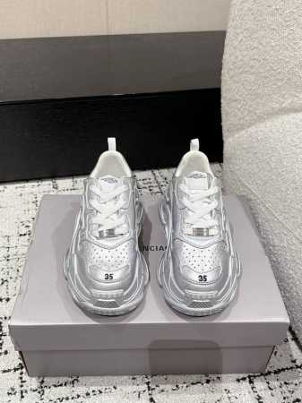 顶级版本 Balenciaga巴黎世家 25 Triple S 系带圆头做旧 女款 休闲 老爹鞋 原版购入开发 延续潮流跑鞋做旧老爹鞋，不管是从外观还是舒适轻盈 - 点击图像关闭