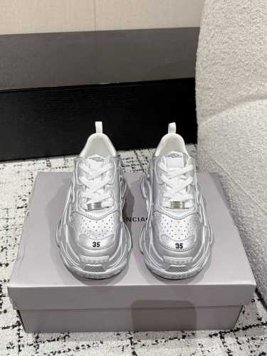 顶级版本 Balenciaga巴黎世家 25 Triple S 系带圆头做旧 女款 休闲 老爹鞋 原版购入开发 延续潮流跑鞋做旧老爹鞋，不管是从外观还是舒适轻盈