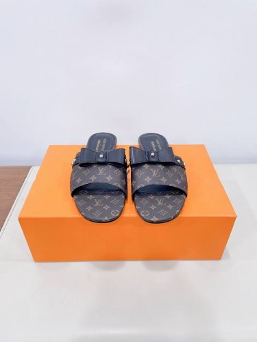 Louis Vuitton 路易威登春夏蝴蝶结时装拖鞋 春夏秀场出镜率最高的一款单品 超多名模上脚 简约大方非常百搭 鞋面采用原版牛皮； 全皮包裸纯手工缝纫鞋面
