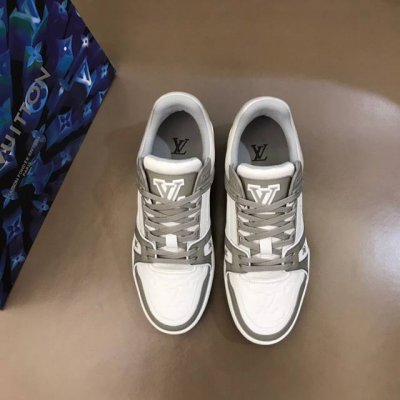 款L Trainer Maxi休闲运动鞋，2025早春新配色，将经典 Lv Trainer 运动鞋瞩目放大，本款 Lv Trainer Maxi 运动鞋糅合 M