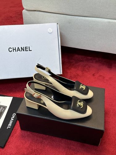 chane* 小香25C早春新品 法式风情 真是美到心尖尖上啦 优雅又浪漫的仙女应该就是这样吧 极简的配色深入人心~ 无论搭配裙装还是休闲着装都很契合哈 面料采