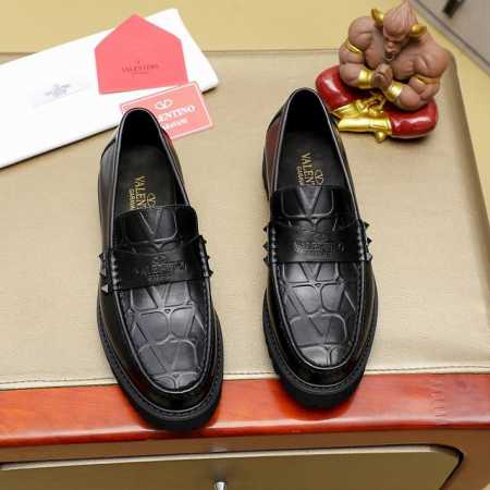 VALENTINO 华伦天奴男士最新元素潮爆全球官网火爆热卖原版橡胶耐磨防滑大底原版1:1开模，面料意大利进口牛皮，皮内里原版防滑大底，透气舒适以质量说话，值得 - 点击图像关闭