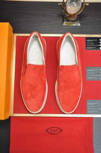 出厂价P 商品商标：Tods 托德斯 豆豆鞋 正码码数: 38-45 45定制不退换 商品材料：精选 头层小牛皮鞋面+进牛皮鞋垫。强烈立体视觉效果，原版橡胶大底