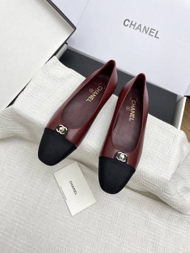 飞机盒10 Chanel香奈儿2025新款双C拼色后空中古单鞋 这款经典设计；不平凡的双C拥入了多种配色元素 多元化混搭非常好看百搭，上脚非常轻巧 舒适超级秀气