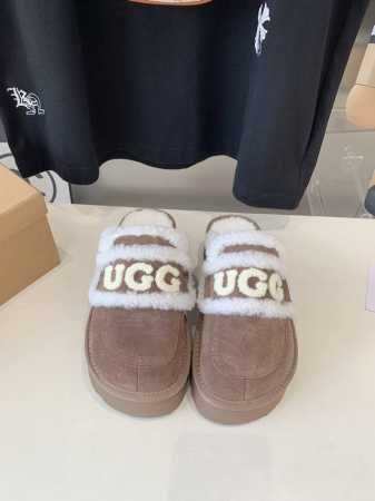 出厂价 厚底UGG logo拖鞋太火啦 一眼就上头的款式 胖胖的方圆头鞋 加上羊毛边边logo 憨憨的可爱。鞋身很轻巧 走路简直可以跳起来！ 四色:栗色 咖色 - 点击图像关闭