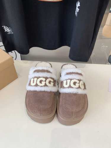 出厂价 厚底UGG logo拖鞋太火啦 一眼就上头的款式 胖胖的方圆头鞋 加上羊毛边边logo 憨憨的可爱。鞋身很轻巧 走路简直可以跳起来！ 四色:栗色 咖色