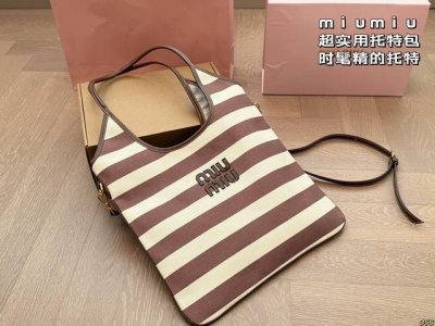 缪缪 Miumiu托特包 时髦精的托特 见到实物不得不感叹火有它火的道理 超实用的好嘛！！ 尺寸35 30