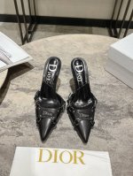 迪奥Dior 早春新款 尖头慕勒拖女拖鞋 明星同宽CD字母logo高跟凉鞋 市面顶级高端版本 材质：鞋面采用进口混种羊皮+水染羊皮内里 垫脚意大利真皮大底 跟高