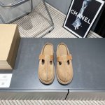 出厂: 独家顶级版本 Ugg~25Vs春夏爆款松糕厚底凉鞋系列 松糕厚底半拖 主打一个随心索性 简单大方不失优雅 夏天的专属浪漫！！ 面料:原版定制牛皮 内里: