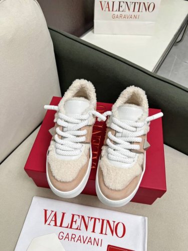 独家毛里 全真羊羔毛 厚底粗鞋带最高端 valentino华伦天奴 厚底粗鞋带爆款休闲鞋 张艺兴 关晓彤众多网红明星同款 代言引领潮流 面料:原版定制全粒面牛皮