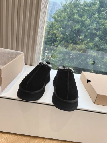 出厂 顶级版本 ugg冬季新款女同款休闲舒适厚底圆头棉靴雪地靴它的优点就是特别轻又好走路 跑步都没问题搭任何的裤子都可以 露不露可爱的毛边都好看搭配修身裤十袜子