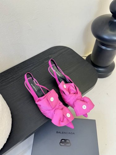 Balenciaga 西服衬衫衣袖反皱折叠蝴蝶结， 超级温柔色彩，各路名星种草己久的款式，真任一美女穿上这一系列鞋子，即刻展现细腻的褶皱由脚尖至两侧舒展，甜美柔
