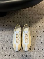 代购级别 MaisonMargiel* MM6德训休闲鞋鬼才设计师品牌，一个轻奢品牌上脚很百搭哦，也很随脚舒适，这一款德国训练鞋延续了经典的T形真皮拼接设计，经