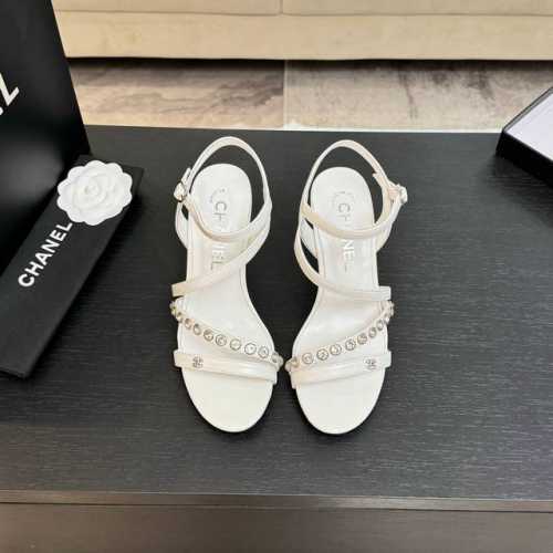 Chanel 25C新款珍珠双C扣高跟鞋 回归的双C扣设计 特别Vintage 复古味十足 乐福鞋也长到了审美上 鞋面牛皮 内里羊皮 原版大底 size:35-
