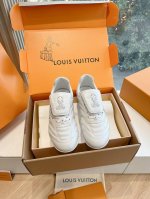 G000所见即所得2025年春夏秀场上推出的 LV Footprint Soccer 运动鞋是 Pharrell Williams 设计的第一款以足球为灵感的运
