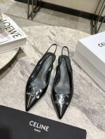 皮面 Celine 早春银色凯旋门系列 思琳新款银色尖头高跟鞋 矮跟凯旋门鞋稀有的银色系列 好精致呀银色的凯旋门很低调黑色绝了，搭配小裙子牛仔裤都很不戳 你可以