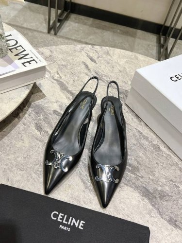 皮面 Celine 早春银色凯旋门系列 思琳新款银色尖头高跟鞋 矮跟凯旋门鞋稀有的银色系列 好精致呀银色的凯旋门很低调黑色绝了，搭配小裙子牛仔裤都很不戳 你可以