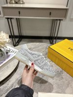 女 男10 顶级版本Fendi Match 2025新款运动板鞋 ，由Kim Jones倾情打造的一款运动鞋，采用皮革和漆皮制成完美再现复古风格，整体鞋型设计简