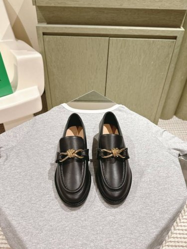 Bottega Venet* 皮质编扣 女士Astaire乐福鞋 原版一比一做法 一致五金 当今流行的又一趋势 天花板啦 3色百搭 精致平底 包裹面料 同色跟皮