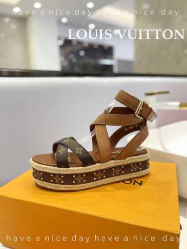 价格 Louis Vuitton 走秀款厚底凉鞋 香港原版购入一比一开模 今年的款式比去年增加了老花原素 显得更为大牌 皮面款采用原版仿旧打蜡牛皮 内里垫脚全羊