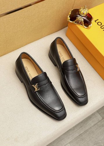 商品商标：LOUIS VUITTON 路易威登 休闲皮鞋 正码码数: 38-44 45.46订制 商品材料：精选 进口头层荔枝纹牛皮鞋面+奢华五金扣，进口头层牛