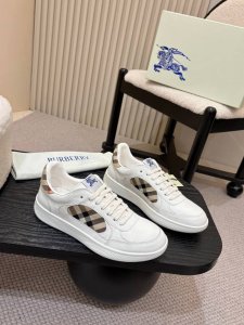 男款 ,女款330元！ Burberry2025爆款出炉，历经三年经典格子回归，百搭，装饰精纺 Burberry 格纹图案。搭配网眼内衬和格纹鞋带，橡胶鞋底饰有
