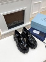 p直销 女鞋工厂P P直销Prada 普拉达乐福鞋火爆登场！顶级版本！！照原板复制！所有边部油边！拥有着高档气质！ 面料:A级开边珠牛皮 饰扣:原板开模，永不变