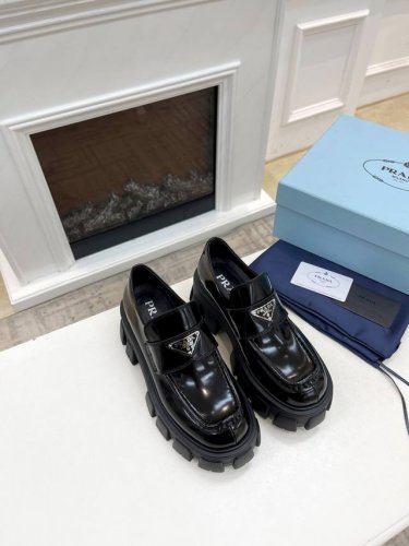 p直销 女鞋工厂P P直销Prada 普拉达乐福鞋火爆登场！顶级版本！！照原板复制！所有边部油边！拥有着高档气质！ 面料:A级开边珠牛皮 饰扣:原板开模，永不变