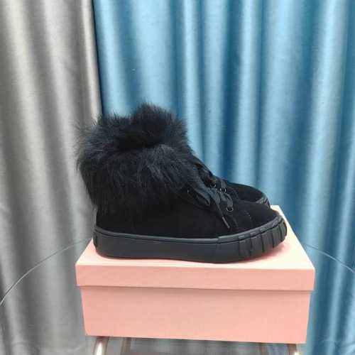 厂价 顶级版本 miumiu缪缪雪地靴棉鞋2024秋冬新款棉鞋毛毛单鞋来自Miu Miu系列的细节特写 新季的潮流要素 与此刻挚爱的概念，多元对撞，传达现代风格
