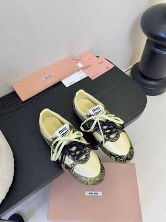 Miu Mi* 春夏新品 代购级别 我是细节控 面料对版Zp单薄清透 区别于市场不对版厚面料 皮料对版Zp轻微擦旧 随性而为 复古时髦 百搭舒适 新爆款来袭～ - 点击图像关闭