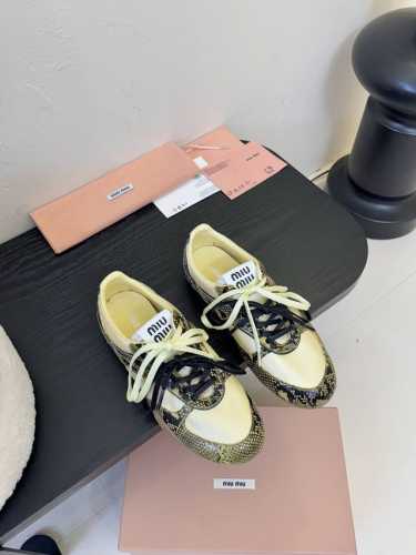 Miu Mi* 春夏新品 代购级别 我是细节控 面料对版Zp单薄清透 区别于市场不对版厚面料 皮料对版Zp轻微擦旧 随性而为 复古时髦 百搭舒适 新爆款来袭～