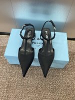 工厂p价p prada 2025 春夏走秀新款低跟尖头后空女鞋 普拉达明星同款字母Logo异形跟果冻色凉鞋 材质:鞋面进口开边珠牛皮 进口牛漆皮 进口真丝面料+