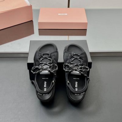 厂价 高品质！Miumiu 2025新款松糕厚底魔术贴凉鞋 官方春夏走秀新款， 增高显瘦显腿长 上脚超轻便，Miumiu品牌专属鞋带搭配Miu Logo小名牌