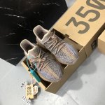 340 原厂级 Adidas Yeezy 350 官网同步 德国“Basf”巴斯夫原料，阿迪达斯指定“宜丰”发泡厂原底；2、阿迪达斯指定供应商“辰元”飞织布原面