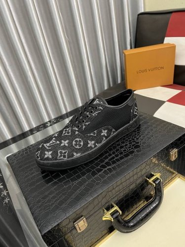 出厂价pp： Louls Vultton 路易威登～独特现休闲风。Lv专柜代购休闲鞋 男士专柜同步发售，意大利进口品牌精选头层意大利牛皮。羊皮内里 拒绝脱色磨脚