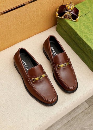 商品商标 Gucci 古驰 休闲皮鞋 正码码数: 38-44 45订制 商品材料 精选 进口头层小牛皮鞋面+奢华五金扣 进口水染牛皮内里 强烈立体视觉效果 原版