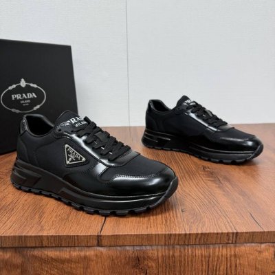 顶级版本Prada 普拉达 经典款纯黑拼接运动鞋 这款运动鞋融合优雅而创新的设计，搭配Prada系列经典造型，采用尼龙织物与亮面皮革打造，鞋面涂珐琅三角形徽标焕