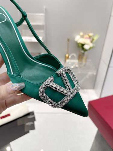 Valentino.华伦天奴Vlogo系列鞋专柜最新水钻扣系列 最高版本 细节完美 更加精致耐看 按正品1：1复制 上脚非常修脚型 重点是很好非常好驾驭 不磨脚