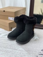 GG22牛角扣雪地靴1135806入冬大衣必有牛角扣一席之地！而这款雪地靴设计灵感来源于经典的牛角扣大衣，经典元素融入于此的同时鞋口还做了翻毛设计 使得看起来