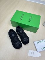BV Orbit运动鞋 王一博 同款 情侣款老爹鞋 Runner运动鞋，采用轻质科技网布面料。 搭配几何图案设计橡胶外底。 真皮黑色 女款 男款340王炸系列