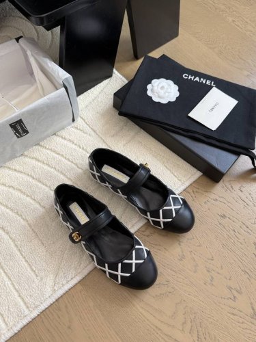 Chanel 25C早春玛丽珍单鞋 这一季的鞋子都很棒耶 纯黑色玛丽珍上脚很舒服鞋面皮质也很软 不用担心会磨脚 兔耳朵也好可爱 黑白拼色和黑色布面都很好看 鞋面