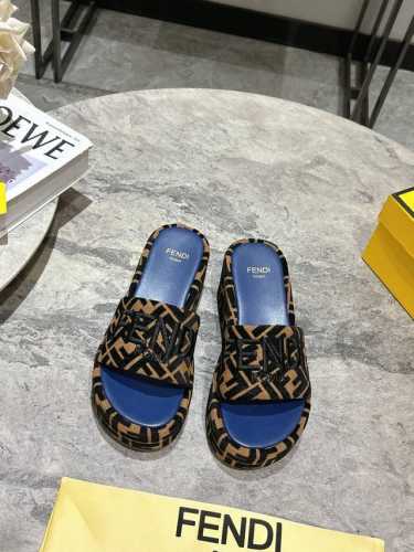 Fendi 芬迪走秀主推厚底系列，新品上线，芬具桌脚设计灵感改创于今年秀场的主推系列鞋履 当季新品拖鞋，众所周知，鞋子永远设计为高级感满满的，高端大气上档次且百