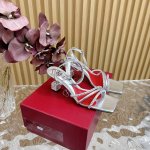 Roger Vivier｜Rv24S春夏 新品方头水晶拖鞋 喜欢法式优雅的来pick这双 会让你的夏日穿搭气质翻倍哦～ 鞋面镶满blingbling的水钻爆闪