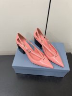 Prada 25ss 早春新款绝美尖头跟鞋 时尚界久违的极简之美经典时尚配色 毫不费力的优雅风来袭 时髦 精致 绝美 包头尖头 开边珠外穿时尚气质简约新款日常拖