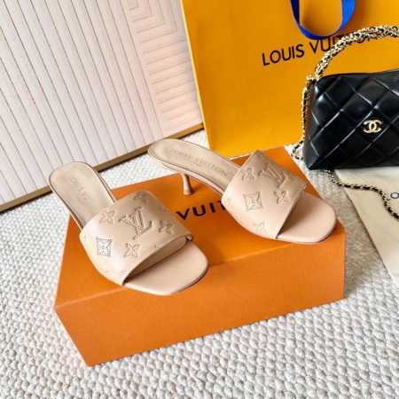 Lv驴牌25年早春新品 激光浮雕小猫跟凉拖鞋，一字平底女拖鞋 牛皮面 真皮底 跟高 5.5Cm 平底 正码 35-39订做40.41.42不退换 - 点击图像关闭
