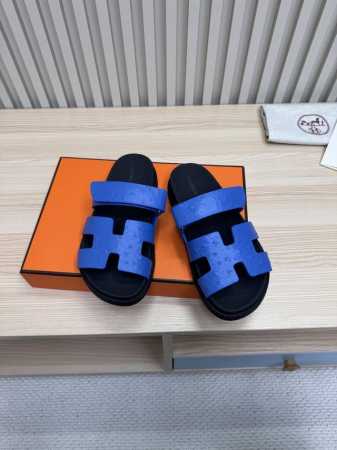 顶级版本 Hermes 爱马仕火到不行的情侣款二舅拖 猪鼻子夹角凉鞋拖鞋,搭配各种彩色袜子，潮爆了！ 鞋面：进口牛皮 羊京皮 布面 掌纹皮 内里：进口牛皮 羊皮 - 点击图像关闭