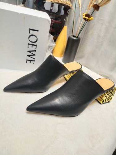 罗意威Loewe 火爆新款 配合整体原版楦型，时尚而个性好穿 颜色超赞 面料:进口牛皮。黑 白 兰 内里：水染牛皮 垫脚：水染牛皮 大底：原版真皮大底 跟: 烤