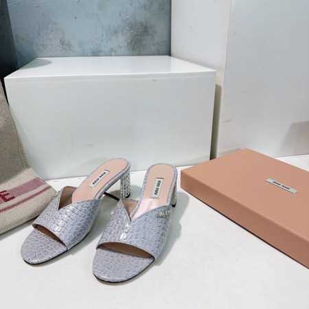 高品质出厂 ！顶级品质Miu Miu 缪缪 25ss春夏复古鳄鱼纹 粗跟钻跟穆勒拖鞋！上脚果然更惊艳~复古个性设计非常百搭，而且高度也太适合了，穿着不累脚 绝对 - 点击图像关闭