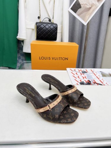 橙子出厂价p louis Vuitton 路易威登 春夏新款 Lv丹宁牛仔布小猫跟拖鞋 高跟拖 露趾细跟凉拖 夏季女神们的夏季必备款 原版复刻 脚感超舒适 尽显
